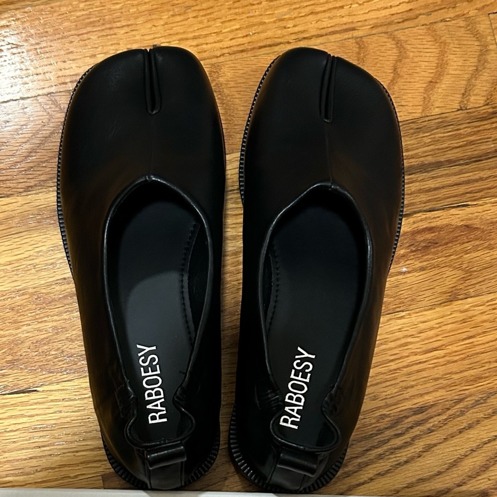 Tabi split toe flats